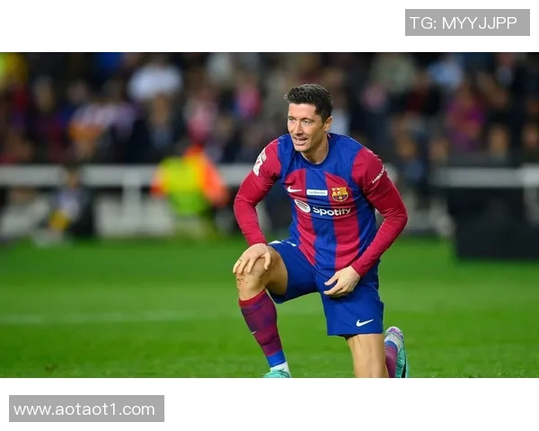 莱万头球破门助巴萨逆转胜利展现超级前锋风采