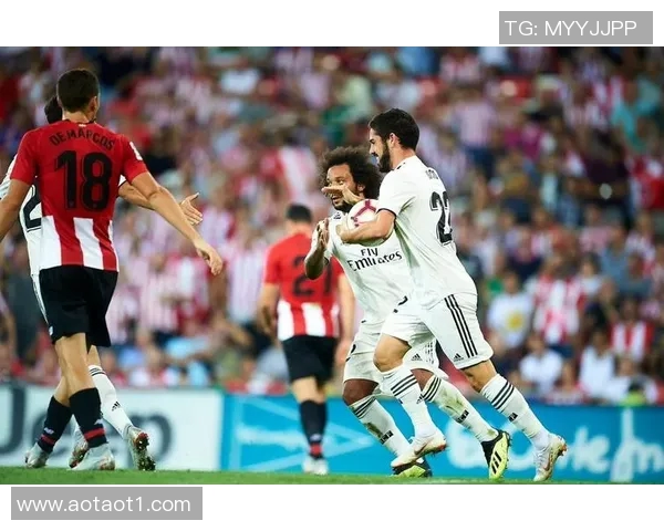 巴顿精彩破门得分助力球队逆转胜利展现出色竞技状态